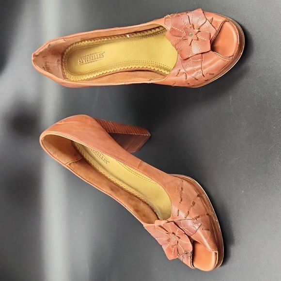Seychelles Womens Heels Memory Lane Retro Peep Toe Flower Detail Whiskey Size 10 - Picture 1 of 16